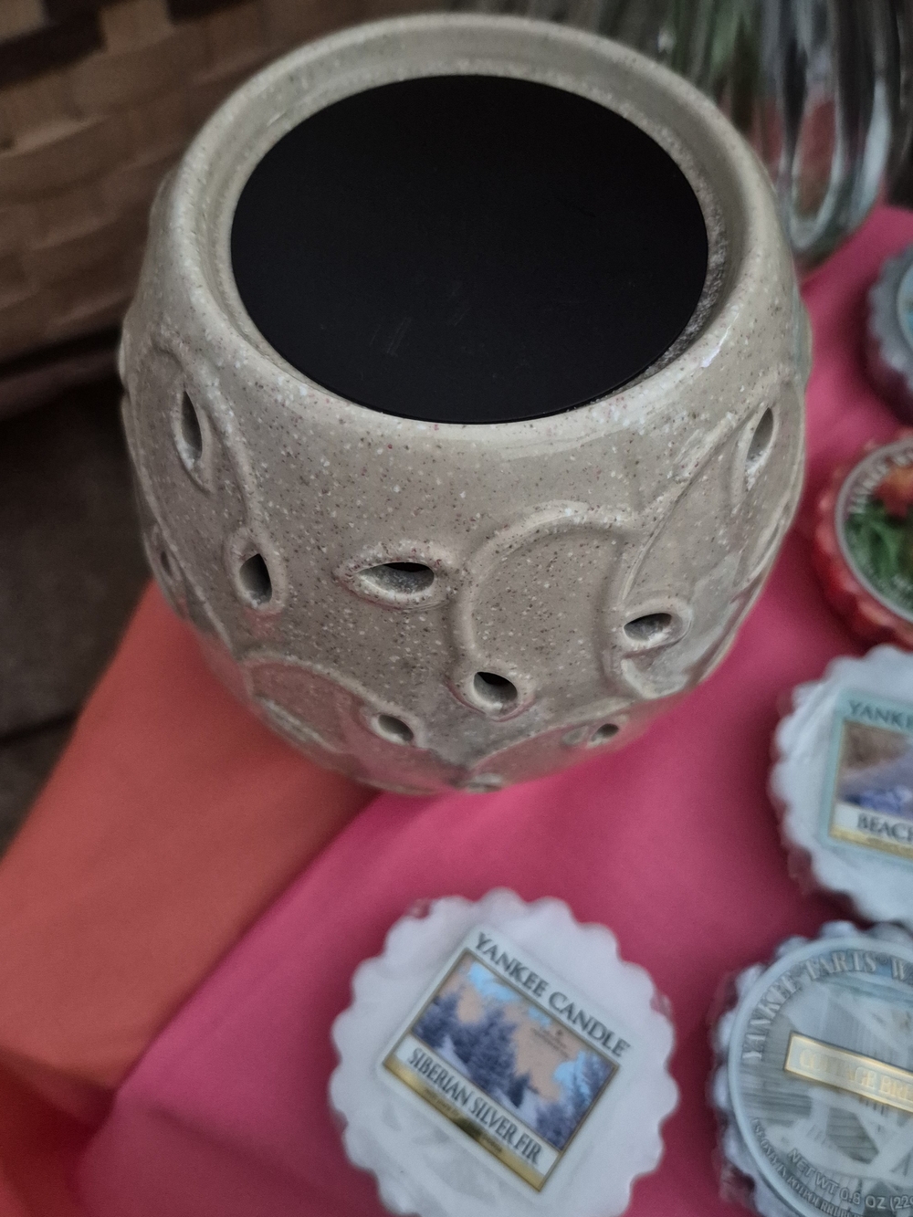 Ceramic Wax Warmer in Cream  Decorative Cutouts & 13 Yankee Candle Wax Melts - Picture 7 of 10